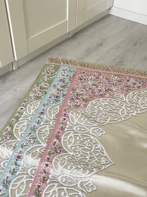 Tapis de prière avec motifs floraux